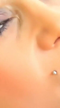 MILF com peitos enormes e cabelo escuro usa brinquedos sexuais para desfrutar em POV