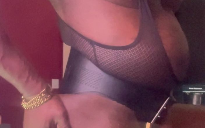 Black mature kinky muscle: Blackmusclebuttslut gioca con le tette e sessione di sborra