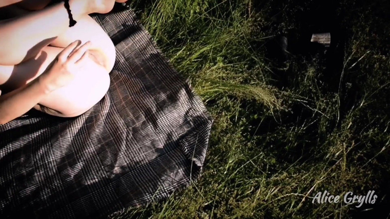 Alice Grylls: Nadržená manželka chodí nahá v podpatcích za město saje ptáka...