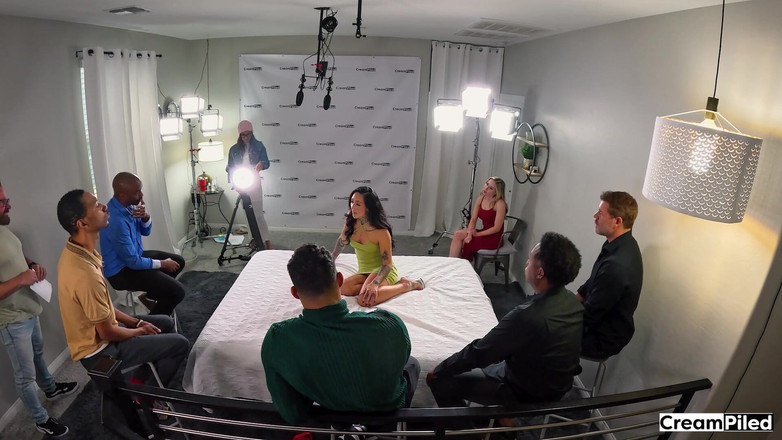 CreamPiled: MILF panas dan miang di atas katil berkrim kami
