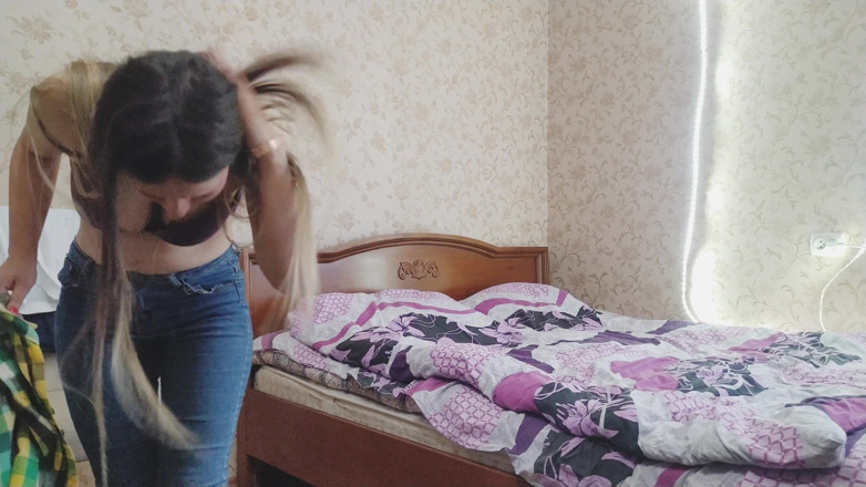 Teen and Milf Female Sex: Nella mia camera da letto, la mia ragazza si spoglia...