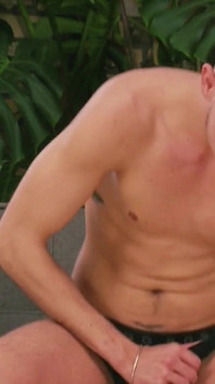 Ragazzo gay arrapato e solitario si masturba per te davanti alla telecamera. Casting gay