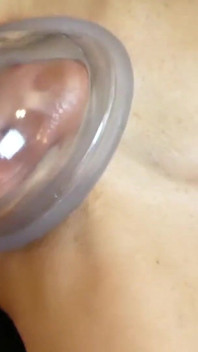 Orta yaşlı seksi kadın dölleme ve fışkırtma ile sikilmeden önce amını maksimuma pompalıyor