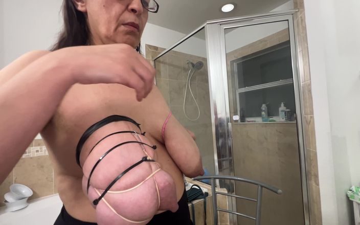 VeeVee Vixen: Goma con una tetas atadas