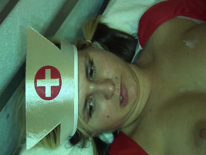 My horny nurse: Blonde krankenschwester von geilen workmates gefickt