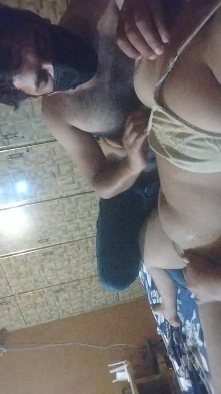 James fucker: 그녀는 라이브로 가서 통통한 바비를 라이브로 따먹어 달라고 부탁해