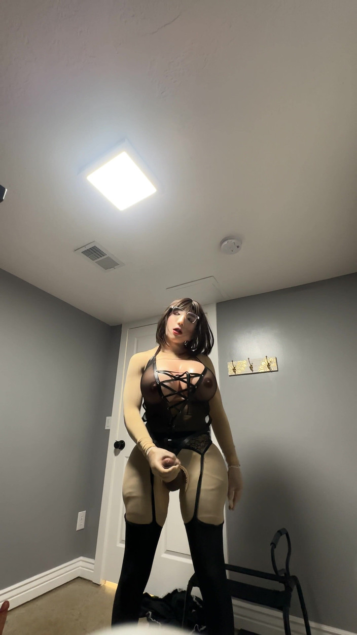 CuteCynthia: Aku suka banget muasin memekku pakai dildo favoritku pakai mainan...