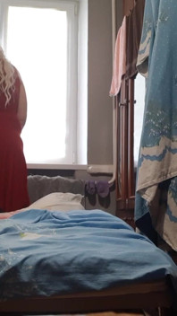 金发继母勾引红发继女并在她的丈夫洗澡时操她