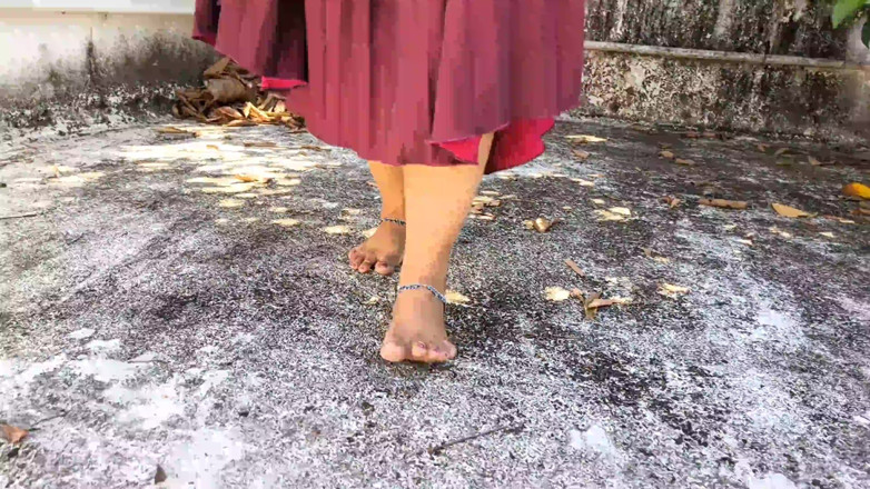 Anne Ipe: Desi ragazza in gonna, diventa completamente nuda all'aperto