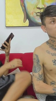 Můj nevlastní otec mi ukazuje svého ptáka a nemohu se postavit nutkání ho vykouřit, vychutnejte si to a pociťte to