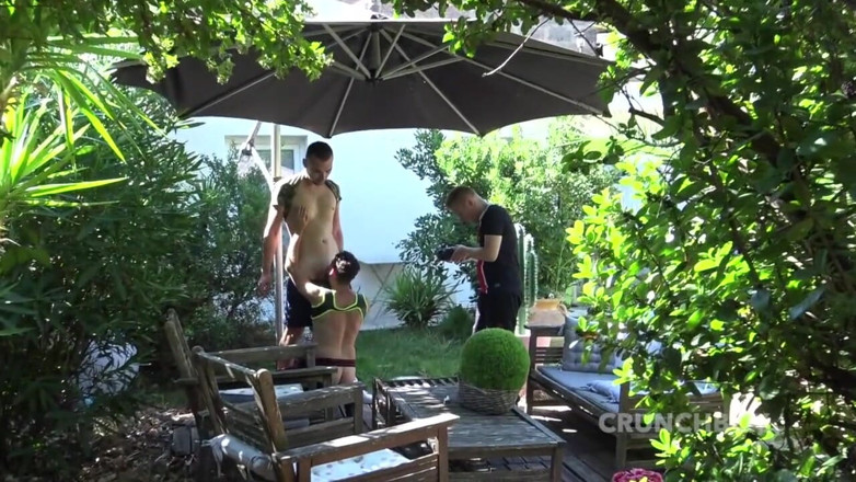 Amazing porn bareback private club: Video con Marco Rusk usato crudo nel parco da 2 ragazzi