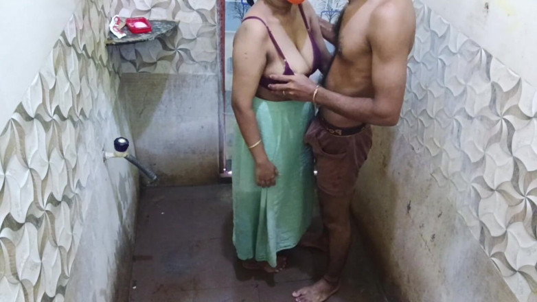 Mami4711: Vrouw funking in badkamerseks Indisch Desi-meisje gratis hete video