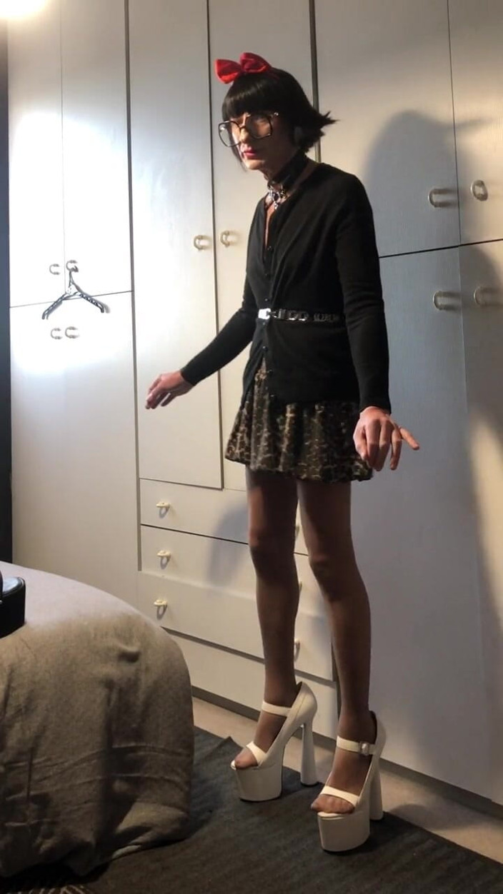Andreina Naty: 아주 높은 스타킹과 웨지 힐
