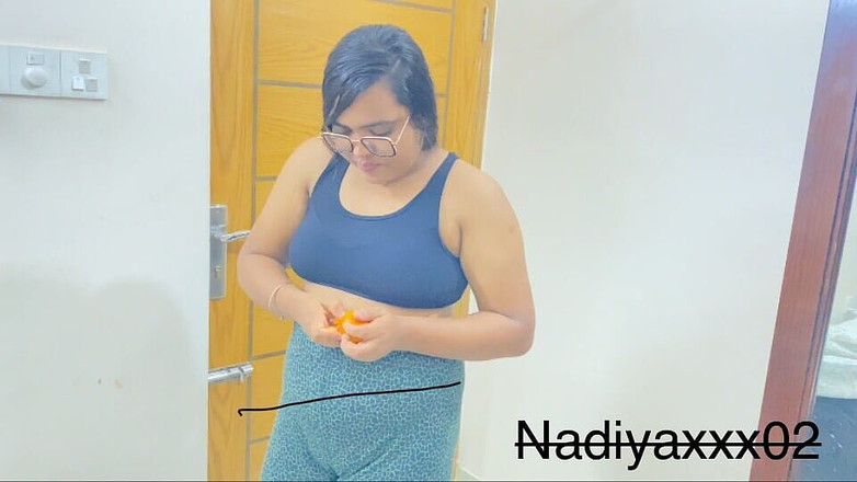 Nadiyaxxx02: 큰 배다른 여동생과 의붓오빠 섹스, 큰 배다른 여동생이 와서 혼자서 놀아