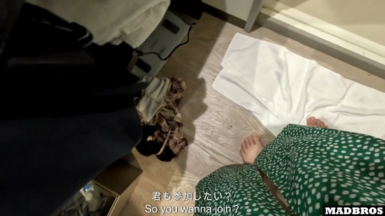 MadBros Prod: 欲求不満な日本のシェアメイトがトイレでセックスしているところを見つかり、何時間も絶え間なくオーガズムを迎えている!!