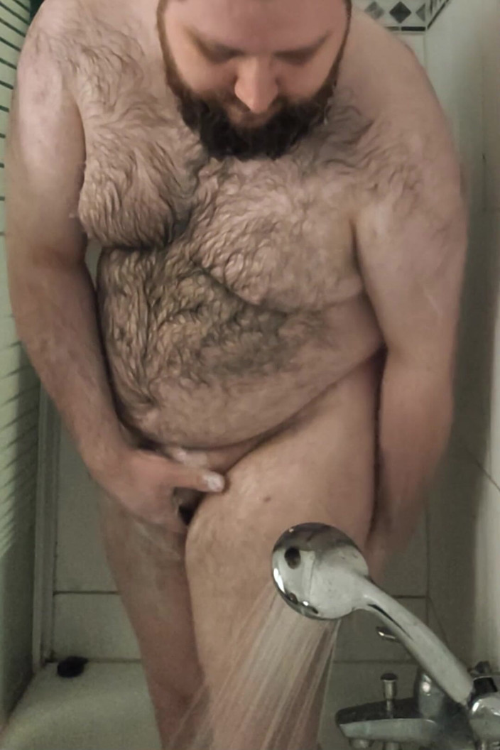 BearPup Akuma: Толстый медведь принимает душ