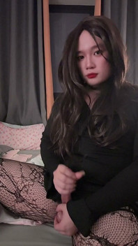 Ladyboy yang sangat cantik itu ejakulasi tiga kali dari susu dalam cawan