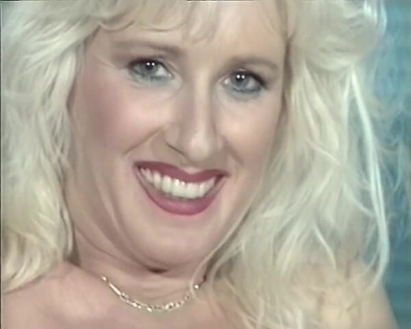 GERMAN PORN CLASSICS: Sandra rozmazluje nadrženou děvku