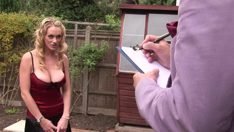 The Babe Next Door: Prsatá holka dostala rozhovor, než dostala pusu naplněnou spermatem