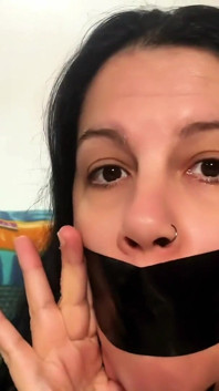 Pumpende Lippen auf Silver Tape