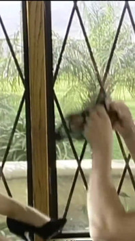 MILF Asia dengan tetek yang menakjubkan menggunakan batang untuk keseronokan