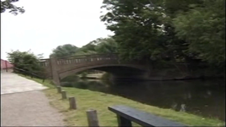 British Blue Movies: Stora Omars brittiska äventyr: Canal Anal Babes (2001)