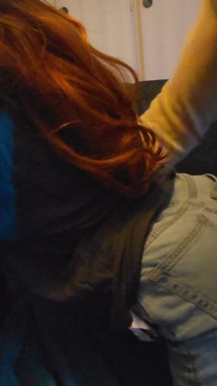 Elle adore quand je sèche son cul en jean moulant