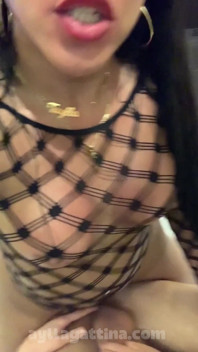 Aylla Gattina는 암캐를 침대에 던지고 엉덩이를 부수었습니다