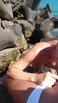 Follando al guardia baywatch en la costa