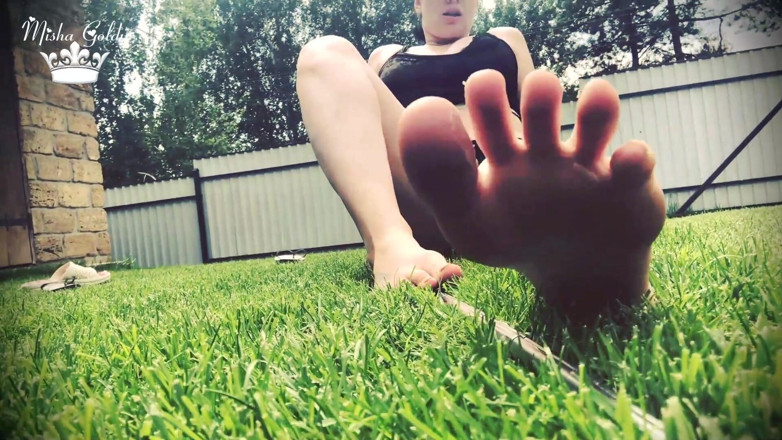 Goddess Misha Goldy: Outdoor foot fetish dangle