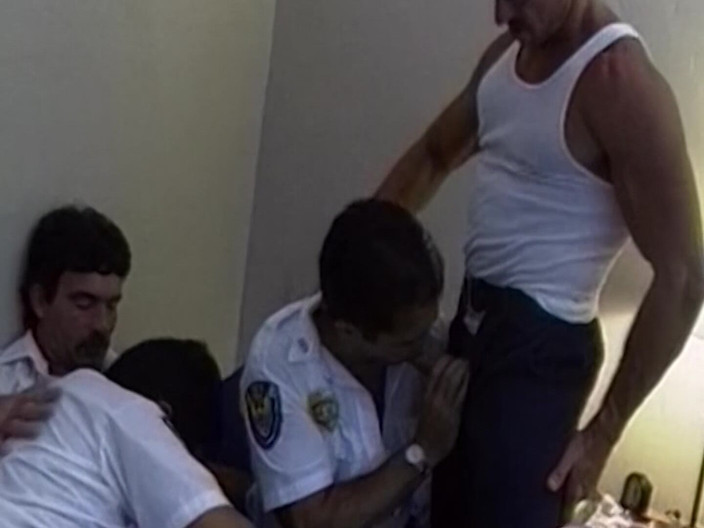 SEXUAL SIN GAY: Tombul uçuş kaptanlarının birbirlerinin yarağını emiyor arka tat sahnesi 1_orgy