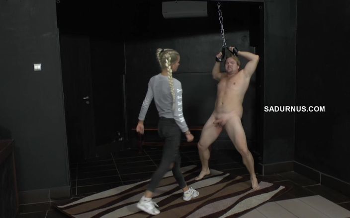 Sadurnus: Ariel sparkar bollarna
