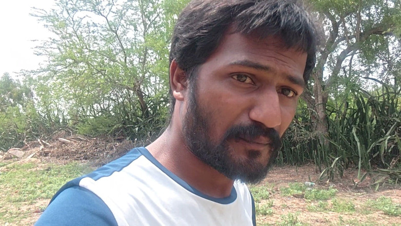 KUMBHA MANOJ KUMAR: Xhard Arival Vânătoare din satul Forrest