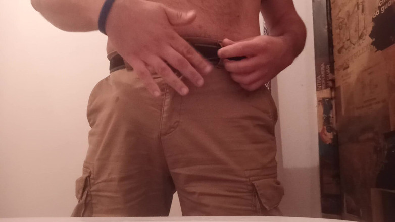 Kinky Guy: Pria berbulu buang air kecil di kamar mandi
