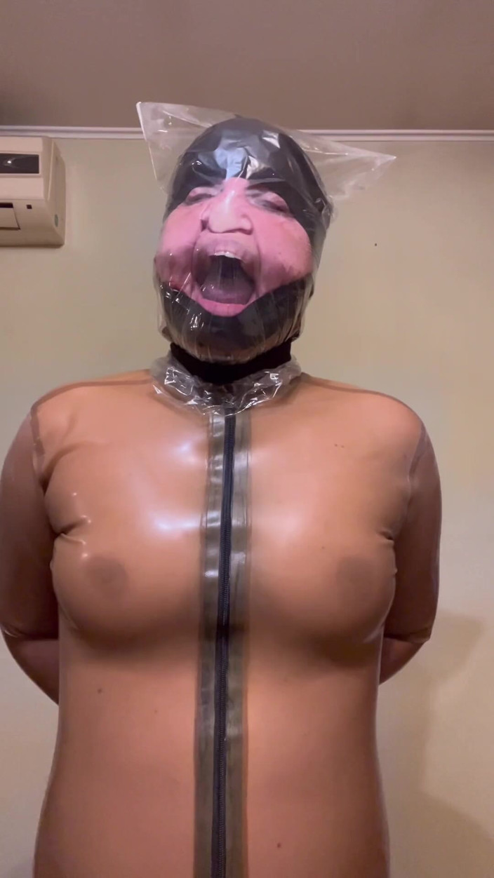 Elena917: Plastic Bag Breathplay in Latex, Sweating and Taking Latex off