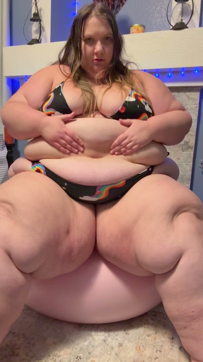 Kayla Peach studios: SSBBW Burping in Bikini