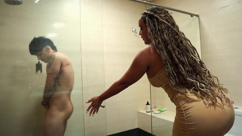 BigJackson: Mi Madrastra Hace Que Me La Folle En La Cama