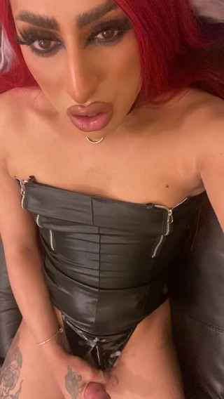 Lottie: Transsexuală / transsexuală masturbează și ejaculează cu vorbe murdare