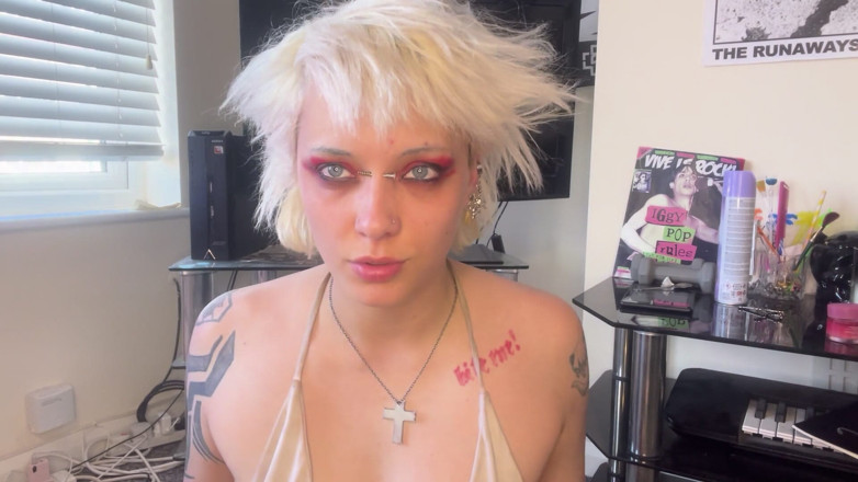 Glitterqueen1999: Minik yarağını havadan sikiyor ve yiyor