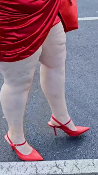 Wanita cantik berjalan di luar rumah di tempat letak kereta menunjuk-nunjuk untuk orang asing