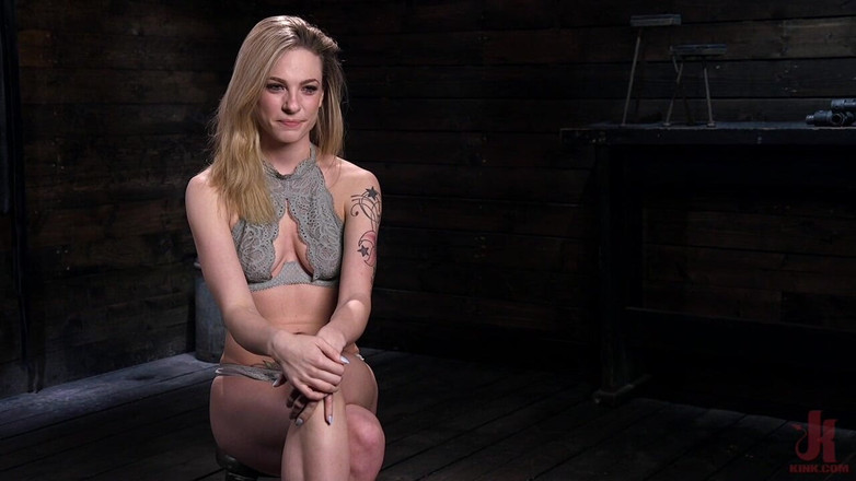Kink: Blonde jonkvrouw wordt van streek en gekweld