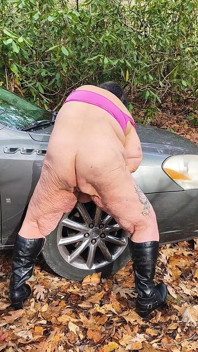 車の上で外でセックス フレックス ビッチ その脚をしっかり動かして 俺は射精するぞ