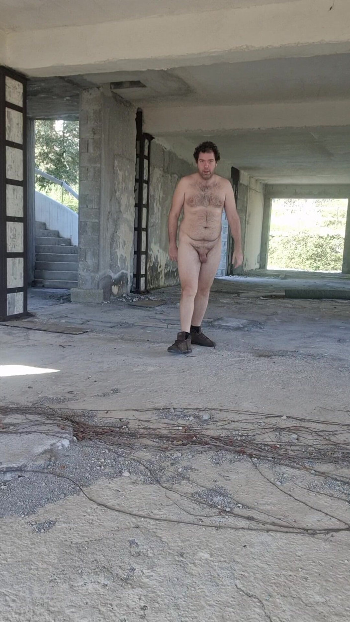 Mirko2589: Goi într-un loc abandonat