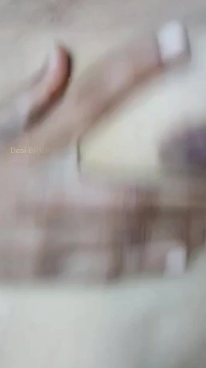 Manoj12015: तंग स्तन हिलाना और गीली चूत में ऊँगली करना