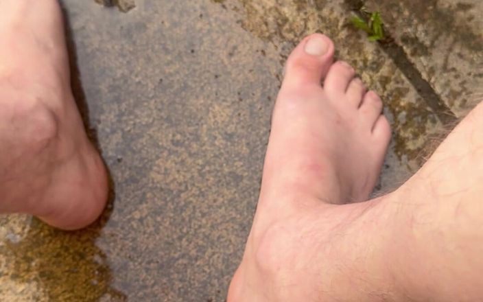 Nalekhome: Mă piș pe picioarele mele mici