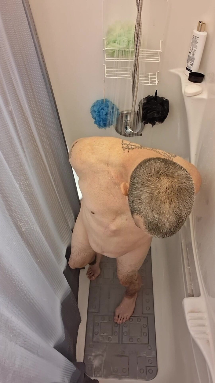 DubeSnackes: Dubesnackes, mostrando ora e insapona e strofina il suo corpo...