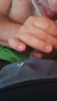 Husbear makan susu suaminya