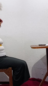 Vastgebonden met plastic tape, met een hiel op het gezicht en gemasturbeerd worden met een speelgoed