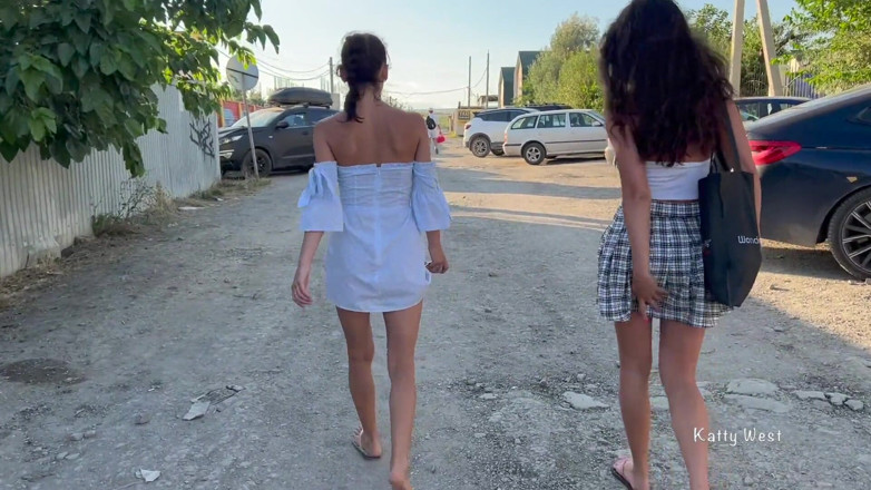 Katty West: Dua gadis jalan masuk tanpa celana dalam dan pamer memek
