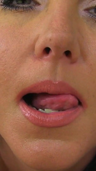 Heiße Britische MILF Raven Fingert Ihre Rasierte Muschi Auf Dem Sofa